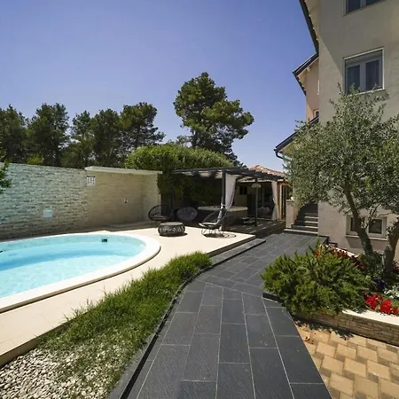 Ksenija With Heated Pool Villa *